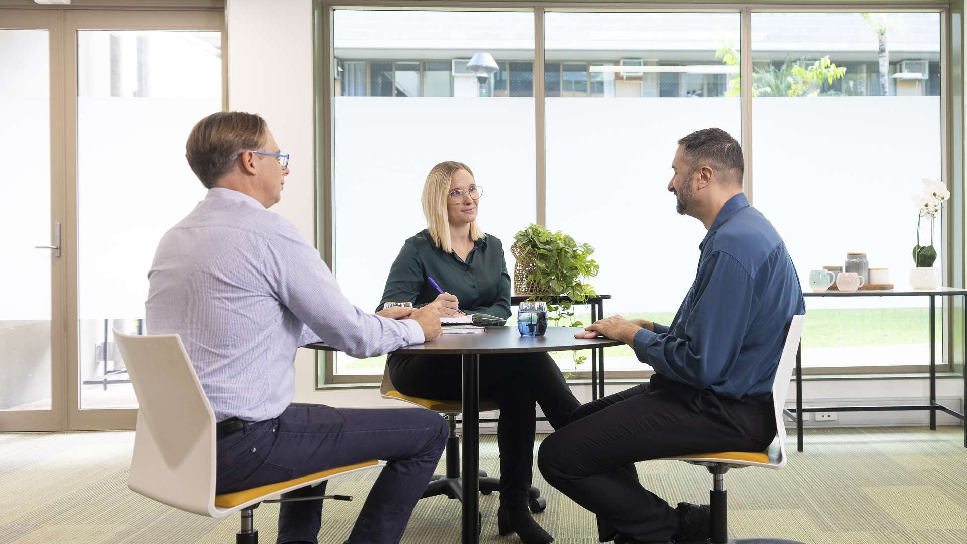 A counselling student practices counselling someone under the guidance of a lecturer.