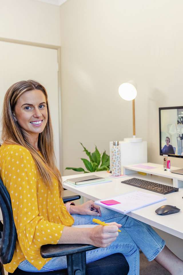 CQU Student watches a webinar at her desk at home.