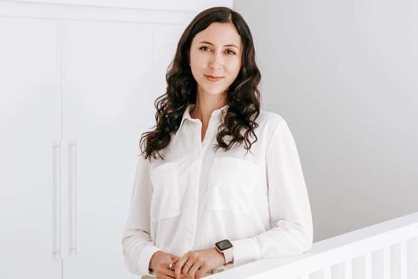 Alumna Kathy Miller wearing a white shirt