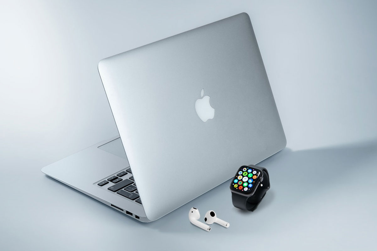 Laptop watch airpods