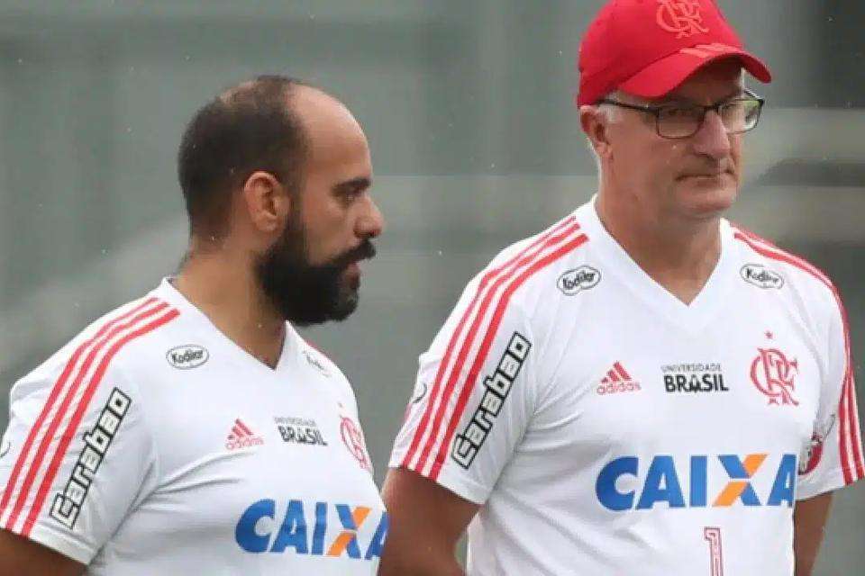 Alberto Filgueiras and Dorival Junior on the soccer field.jpg