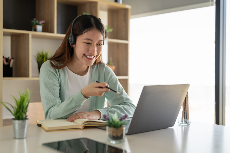 Woman in front of a laptop