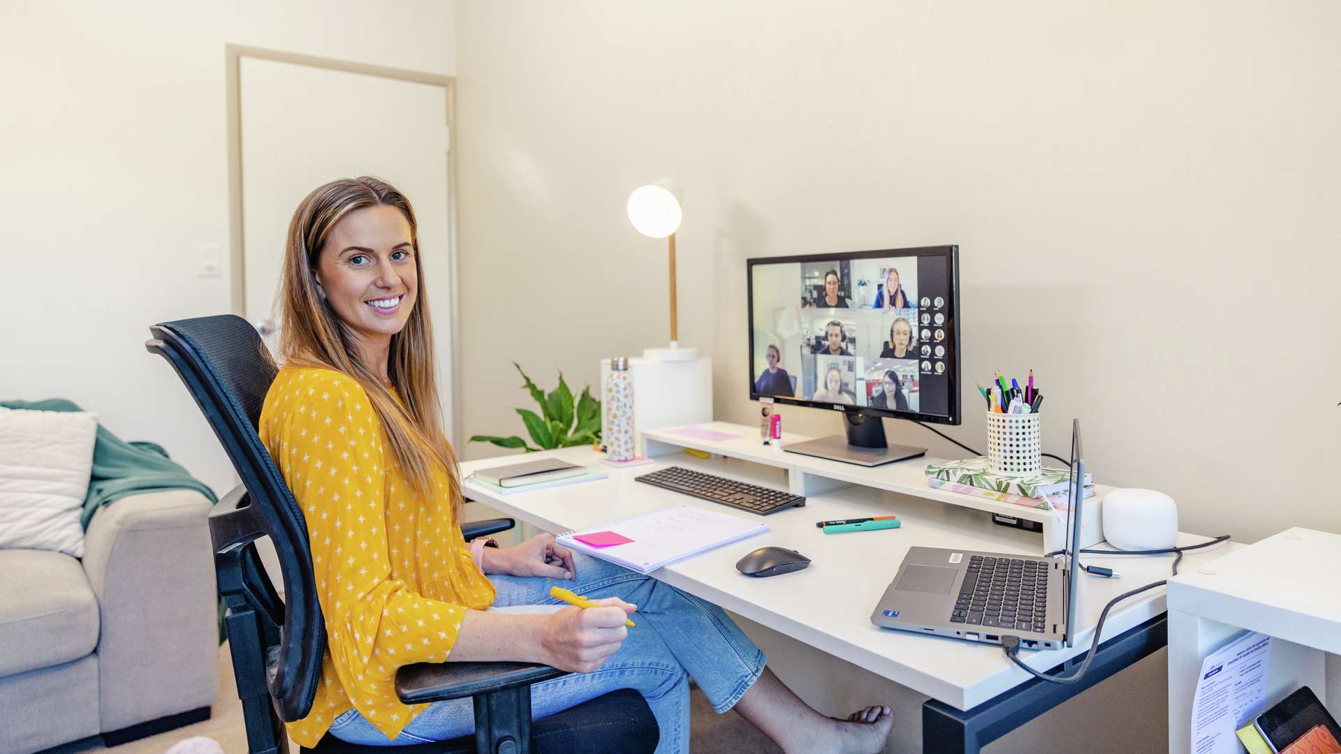 CQU Student watches a webinar at her desk at home.